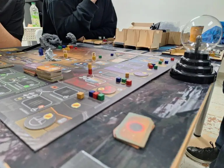 Компоненти та карти гри Dune: Imperium – Uprising на столі клубу настільних ігор Варшава